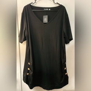 IMIDO | Flattering Black V-Neck with Button Accents (NWT!) 💘